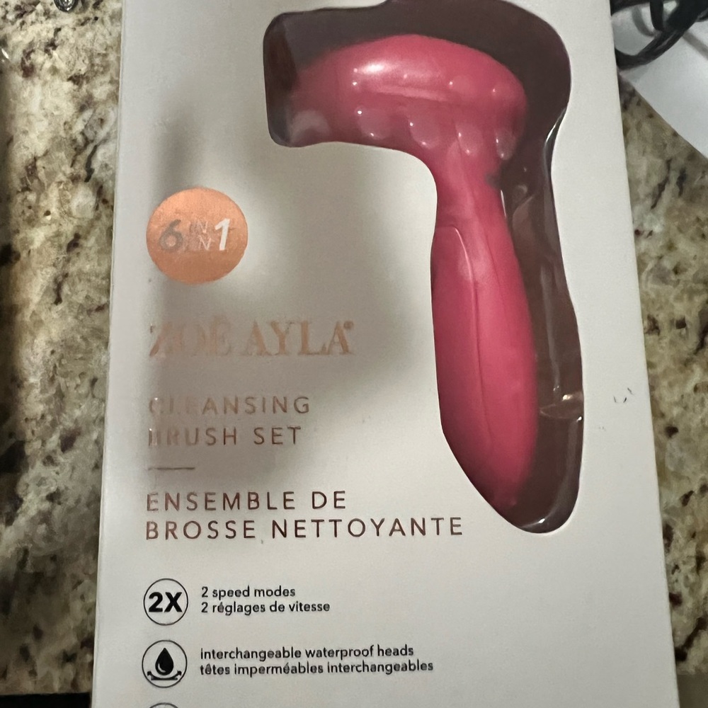 New in box Zoeayla 6 in 1 facial cleaning set